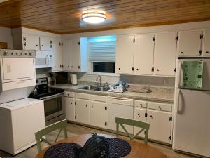 Kuchyň nebo kuchyňský kout v ubytování 542 Ocean Avenue