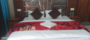 Postel nebo postele na pokoji v ubytování Hotel Yamuna Akshat