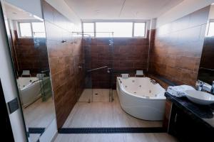 Koupelna v ubytování Hotel Laverdieri + 7 fotografií