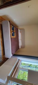 克拉约瓦Apartament Botanica的一间有床和窗户的小房间