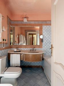 a bathroom with a tub and a toilet and a sink at Hotel Posa Posa in Positano