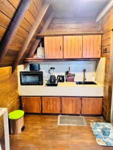 Una cocina con gabinetes de madera y un fregadero. en Soluna Cove Cabanas Hikkaduwa, en Hikkaduwa