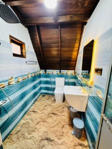 Un baño con lavabo e inodoro en Soluna Cove Cabanas Hikkaduwa, en Hikkaduwa