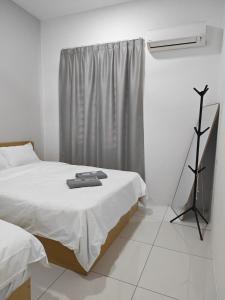 Una habitación blanca con una cama y una ventana en Cozy Haven 暖心居, en Simpang Ampat 36 fotos más