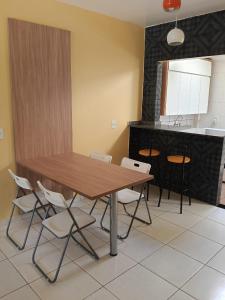 a dining room table and chairs in a kitchen at Seu lar em Cascavel in Cascavel