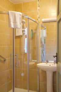 ein Badezimmer mit Dusche und Waschbecken in der Unterkunft Atlantic View Cottages in Doolin + 29 Fotos