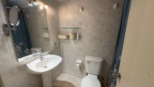 un piccolo bagno con un water e un lavandino di Oceana Suites Los Maticos a Llanquihue Altre 18 foto