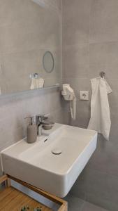 Et badeværelse på HarmoNest Rheydt Apartments