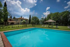 una gran piscina frente a una casa en Belvedere - Falceto, Ambra, Toscana, en Ambra