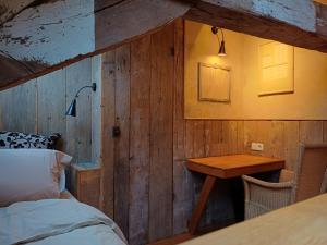 Ένα ή περισσότερα κρεβάτια σε δωμάτιο στο Poëziehotel Surplace - 15 min van Pairi Daiza & industriezone Ghislenghien +36 φωτογραφίες