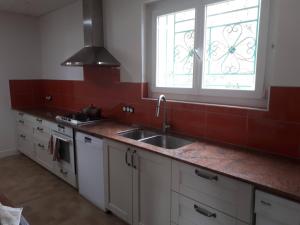 Kuchyň nebo kuchyňský kout v ubytování Chambres d'Hôtes du Prieur