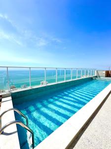 ein Swimmingpool auf einem Gebäude mit Blick auf das Meer in der Unterkunft 2Q moderno c/ Piscina e Academia in Insel Itaparica