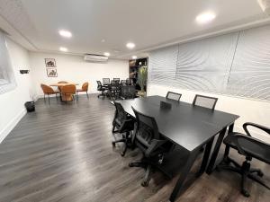 ein Büro mit einem Schreibtisch, Stühlen und einem Tisch in der Unterkunft 2Q moderno c/ Piscina e Academia in Insel Itaparica + 20 Fotos