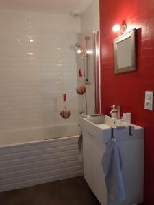 Vannituba majutusasutuses Chambre d'hôtes dans maison de charme