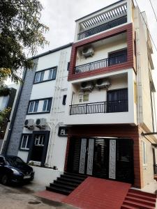 El edificio en el que está la habitación en casa particular