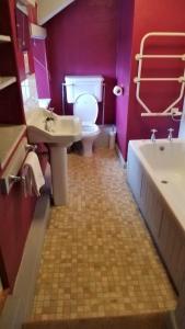 ein Badezimmer mit Toilette, Waschbecken und Badewanne in der Unterkunft Kings Head Hotel in Kirkbymoorside