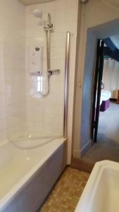 ein Badezimmer mit Dusche und Badewanne in der Unterkunft Kings Head Hotel in Kirkbymoorside