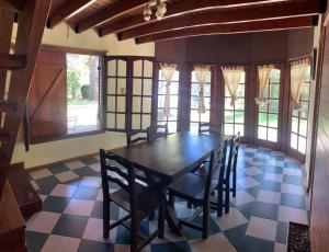 a dining room with a wooden table and chairs at CHALET ENTRE PINOS IDEAL PARA 4 HUESPEDEs in Costa del Este