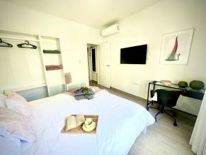 Un dormitorio con una cama blanca y una bandeja. en Suit Dreams Vilaflor by Deihu Experiences, en Vilaflor