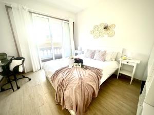 Un dormitorio con una cama y una ventana grande. en Suit Dreams Vilaflor by Deihu Experiences, en Vilaflor