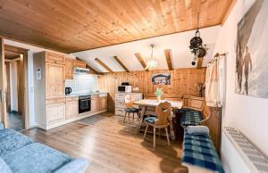 eine Küche mit Tisch und Stühlen in einem Zimmer in der Unterkunft Unterdacheben in Dienten am Hochkönig