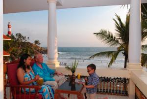 Una familia sentada en una mesa en un porche con vista a la playa. en Hotel Sea View Palace - the beach hotel, en Kovalam 29 fotos más