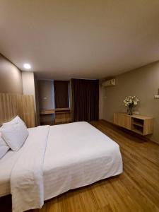 Postel nebo postele na pokoji v ubytování Baan Tanwa - MRT Ratchadapisek Exit 1 or 2 + 99 fotografií