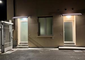 un edificio con due porte sul lato di Chorus Home a Bergamo