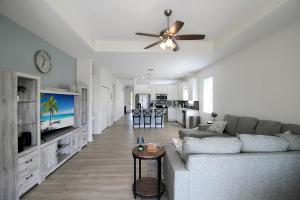 Телевизор и/или развлекательный центр в Villa Milano Private Pool Home River Strand