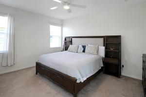 Кровать или кровати в номере Villa Milano Private Pool Home River Strand +47 фотографий