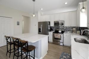 Кухня или мини-кухня в Villa Milano Private Pool Home River Strand
