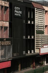 een gebouw met een bordje 'stadspauze ziekenhuis' erop bij City Pause Hostel in Sathani Bang Su