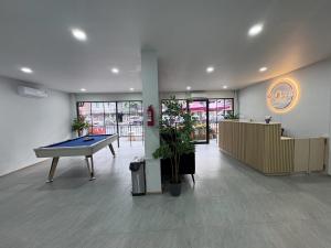 een lobby met een pingpongtafel in het midden bij City Pause Hostel in Sathani Bang Su