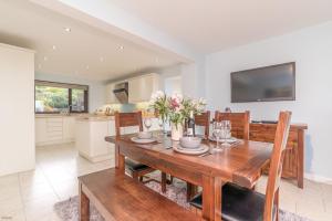 een keuken en eetkamer met een houten tafel en stoelen bij Ty-Mari in Harlech