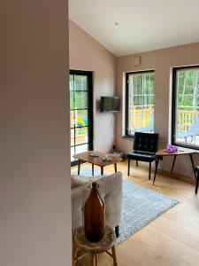 un salon avec un canapé et une table dans l'établissement Archipelago House With Terrace On Scenic Hill, à Åkersberga