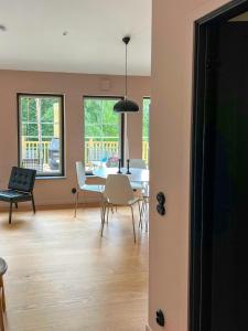 une salle à manger avec une table et des chaises dans l'établissement Archipelago House With Terrace On Scenic Hill, à Åkersberga 9 autres photos