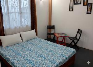 En eller flere senge i et værelse på RK Phura Homestay