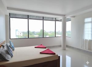 En eller flere senge i et værelse på RK Phura Homestay