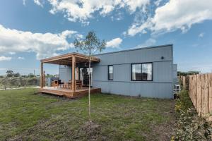 Colonia ChapadmalalDread Shack Nodo Norte 3 - Casa en Complejo Zona Santa Isabel, Chapa Para 4 PAX Con Parrilla - Hola Sur的一座带甲板和屋顶的小房子