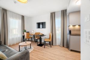 阿旺什Hine Adon Avenches - A2的客厅里有一张沙发和一张桌子。