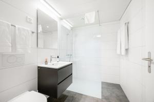 阿旺什Hine Adon Avenches - A2的带水槽和马桶的白色浴室 更多10张照片