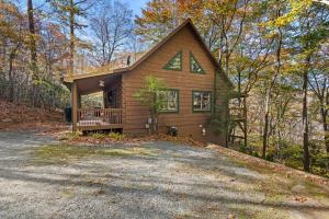 una casa en el bosque con entrada para vehículos en Timber Lodge, en Todd