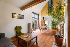 una sala de estar con un sofá y una mesa en Gîte du 17 - bien-être avec spa, en Trans 18 fotos más