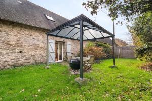 una barbacoa en una tienda de campaña en un patio en Gîte du 17 - bien-être avec spa, en Trans