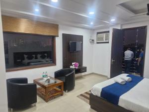 Televiisor ja/või meelelahutuskeskus majutusasutuses Yashobhoomi Grand