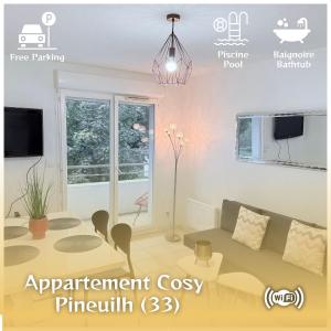 un salon avec un canapé et une table dans l'établissement T2 Pineuilh avec parking privé, à Pineuilh