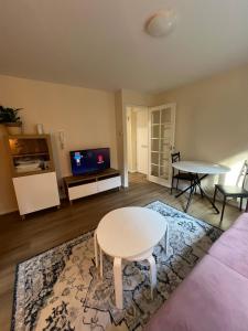 Una televisión o centro de entretenimiento en The Astronomy Lodge by the Harry Potter Studios