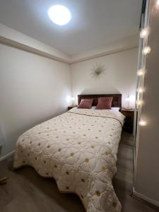 Una cama o camas en una habitación de The Astronomy Lodge by the Harry Potter Studios 1 fotos más