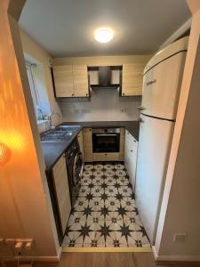 Una cocina o cocineta en The Astronomy Lodge by the Harry Potter Studios