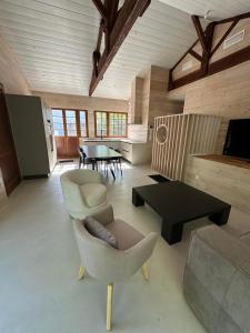 Una televisión o centro de entretenimiento en Le Refuge du Pyla